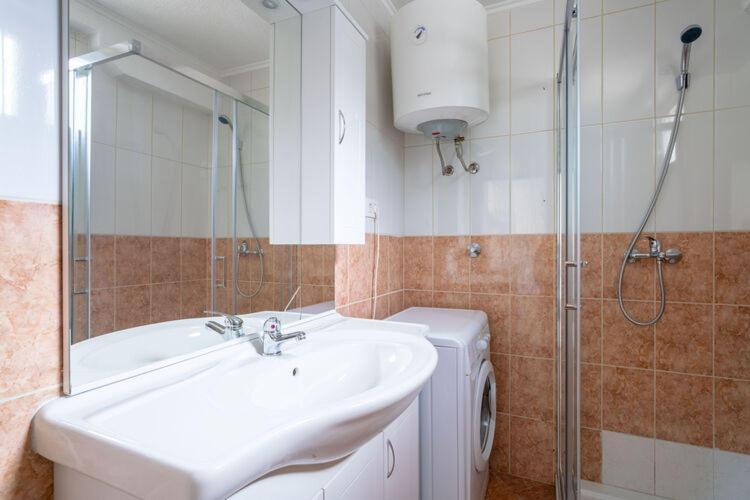 Apartments Nika With Swimming Pool And Beautiful Sea View Dobreć المظهر الخارجي الصورة